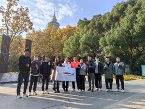 跑步讓身體薄一點(diǎn)，讀書讓思想厚一點(diǎn)。
